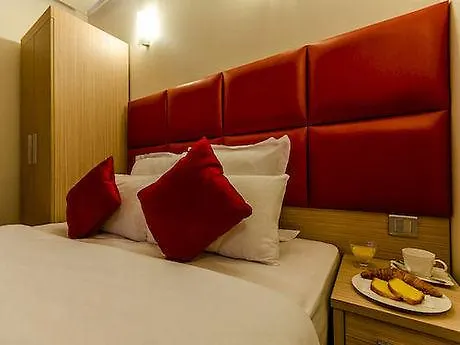 Riviera Opera Cadet מלון 3*