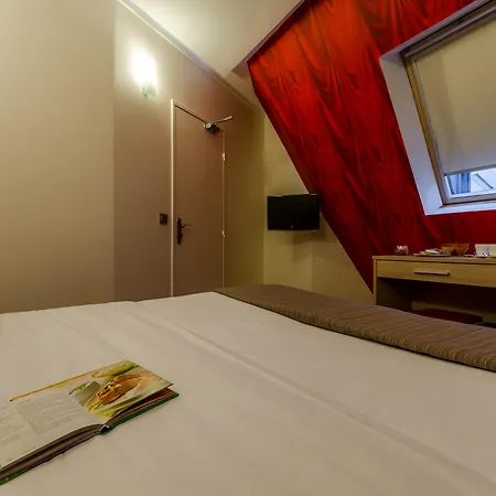 Отель Riviera Renovated Париж