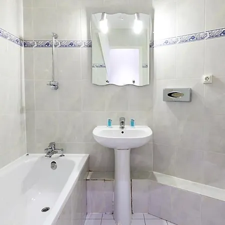 Riviera Renovated Отель