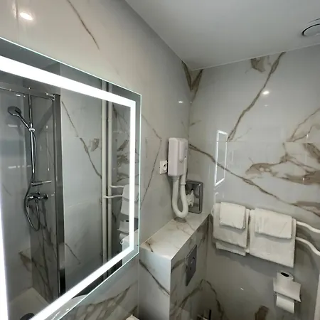 Riviera Renovated Отель