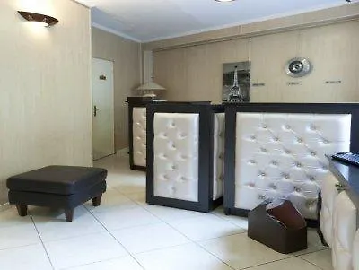 Riviera Renovated Отель